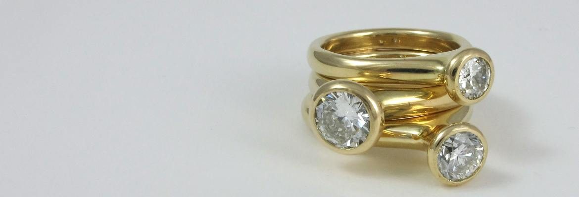 18 carat and brilliant diamond ring set